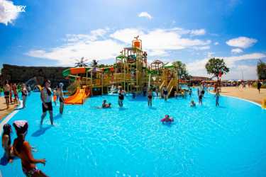 Obóz młodzieżowy, KORBIELÓW 2025 - WAKACYJNY HIT !!! Z wyjazdem do Energylandii, wycieczkami do Wiednia, na Słowację i do aquaparków. Ośrodek z basenem letnim. Kolonia 7-13 lat, obóz 14-18 lat.