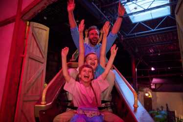 Obóz młodzieżowy, Kolonie – Raj w sercu Polski. Mandoria – Odkryj nową strefę CROCODIL w Park Of Poland Suntago Wodny Świat - super zabawa w Sadach Klemensa także warsztat pływacki i lekcja przetrwania. Kolonia 7-13 lat.