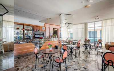 Obóz młodzieżowy, Rimini h. Crown*** - obóz Chill out Zone ze zwiedzaniem Rzymu i San Marino - wylot z Warszawy Hotel Crown***, 8 dni 13-17 lat